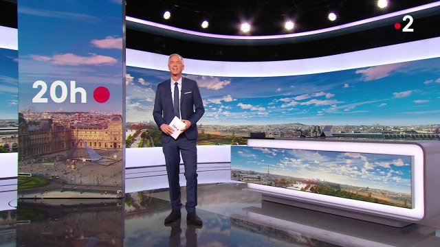 Julien Arnaud présente le 20 Heures de France 2 le mardi 22 octobre 2024.