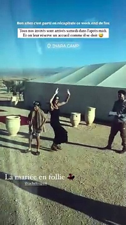 Rachel Trapani accueillant les invités de son mariage avec Valentin Léonard au Maroc