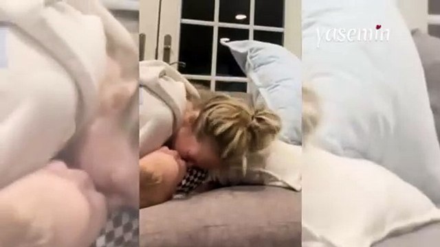 Anne kız yastık savaşı yaptılar! Küçük kızın kahkahası görenlerin kalbini ısıttı