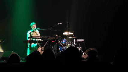 Lou B en concert à Dinant reprend "Les bourgeois" de Brel