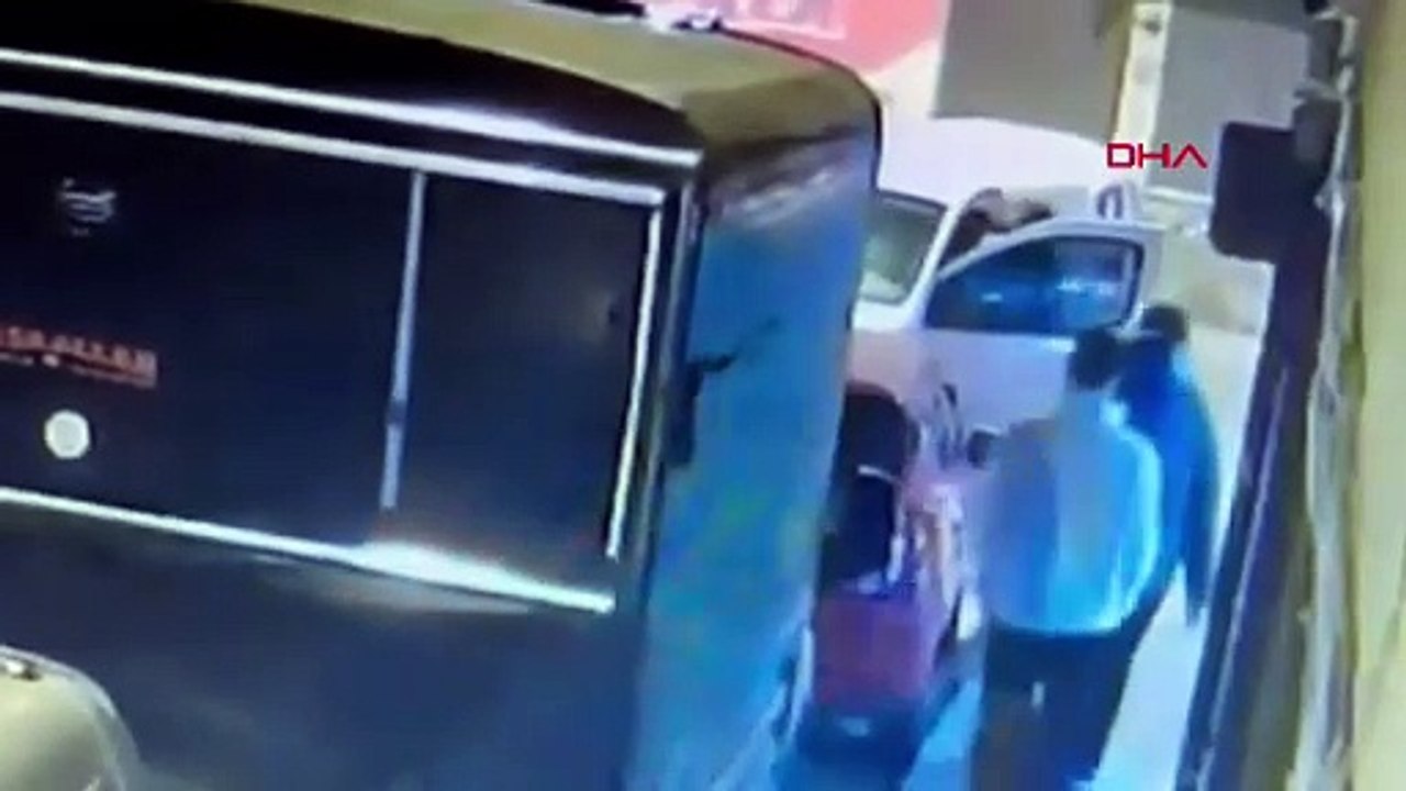 İstanbul- Esenler'de park yeri nedeniyle babasıyla tartışan kişiyi bıçaklayarak öldürdü