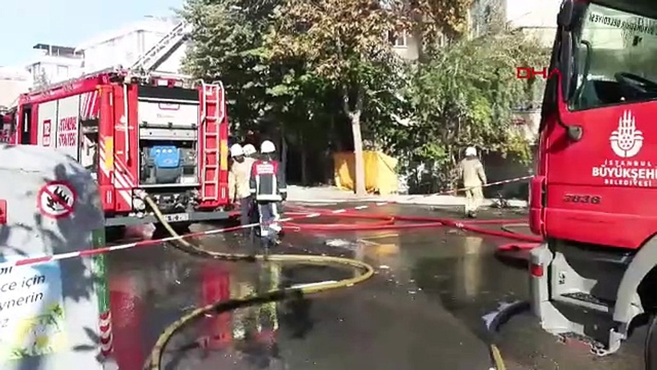İstanbul - Büyükçekmece'de 4 katlı binanın çatı katında yangın