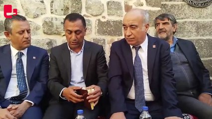 Sur ilçesi Melik Ahmet Mahallesi Muhtarı, Özgür Özel'e Demirtaş'ın durumunu sordu.