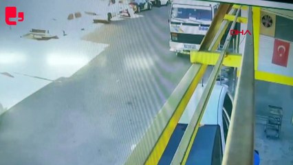 Karga kaputa konulan otomobilin anahtarını çaldı, o anlar kameraya yansıdı