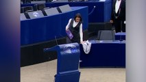 Irene Montero, obligada a quitarse el pañuelo palestino en el Parlamento Europeo