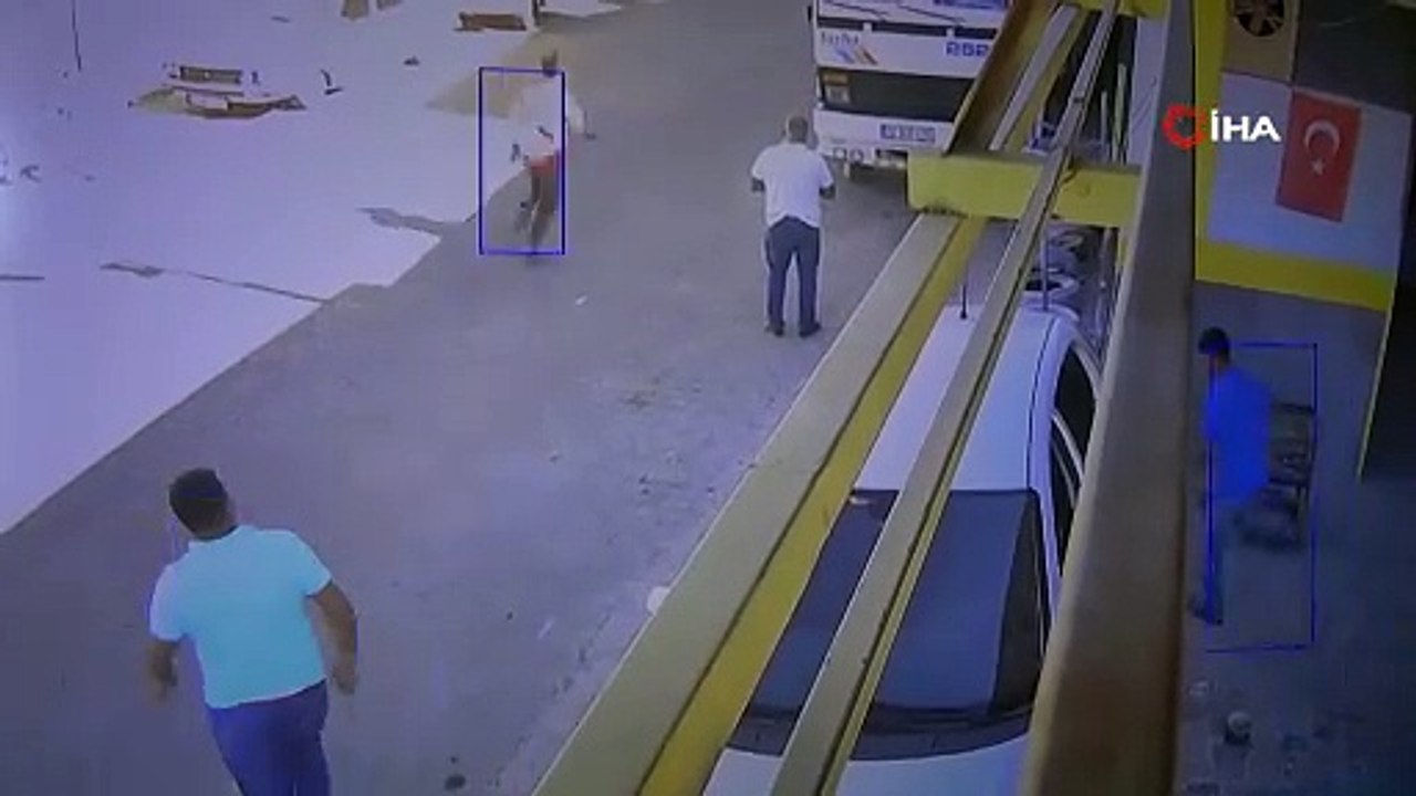 Karga, otomobilin anahtarını çaldı: O anlar kamerada