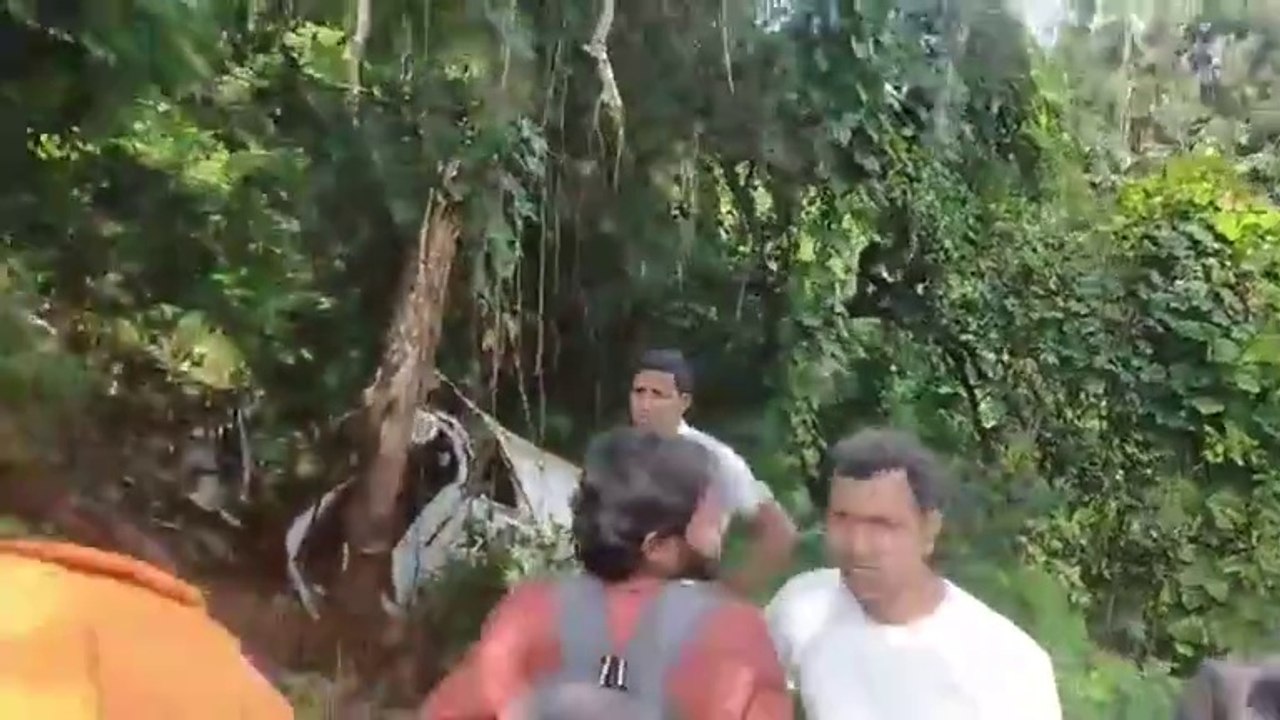 Omni (Goods Career) cell vehicle met an accident while coming to Valpai Hun Usgaon at Usgaon Tisk Gavkar Wada. The driver is injured. Firefighters and police at the scene.