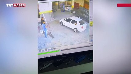 Hırsız karga arabanın anahtarını çaldı, esnaf peşinden böyle koştu