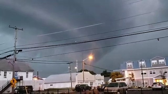 Ces pompiers admirent l'orage... Mais la foudre va tomber tout près