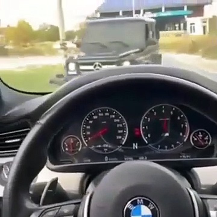 Il fait chauffer le moteur de sa grosse voiture mais ne s'attendait pas à ça