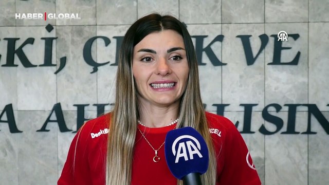 A Milli Kadın Futbol Takımı kalecisi Selda Akgöz'den taraftarlara destek çağrısı: Cumhuriyet'in kadınlarının gücünü gösterme vakti
