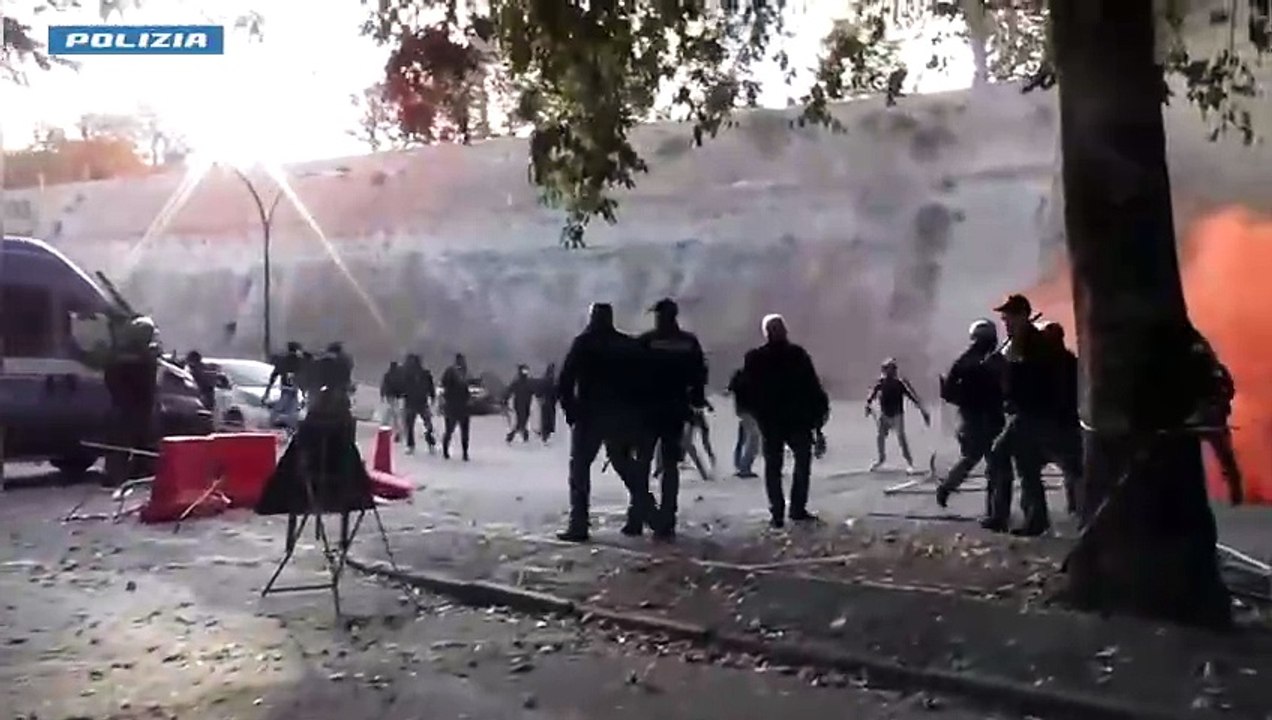 Scontri fra tifosi livornesi e polizia a Siena, due arresti della polizia