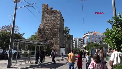 Antalya'da bir adam kaçırıldığını iddia ettiği oğlunun bulunması için tarihi burca çıkıp; polislerden yardım istedi