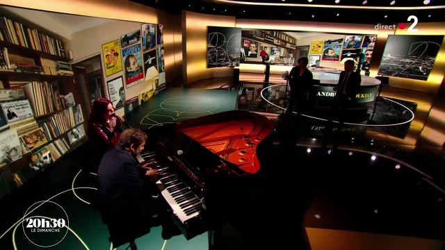 Louane reprend La bohème avec André Manoukian au piano