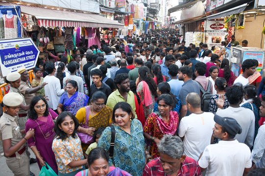 दीपावली की खरीदारी के लिए उमड़ी भीड़