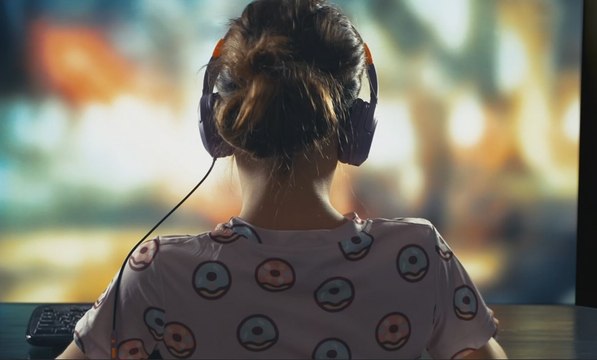 Monitorear sin invadir la privacidad: Experta pide estar más pendientes de lo que ven los niños en redes sociales