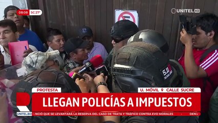 Policía llega a Impuestos ante protesta de choferes