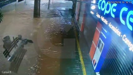 Vídeo mostra água invadindo calçada no camelô da Carlos Gomes
