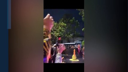 Momen Bersejarah Kepulangan Jokowi ke Solo Usai Purnatugas, Sapa Warga Sambil Bagi Kaos