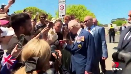 Video: "Al menos no escupió" Una alpaca estornuda sobre el rey Carlos III en Australia