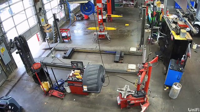 Video: ¡Por poco! Un mecánico estuvo a punto de ser atropellado por un auto sin frenos