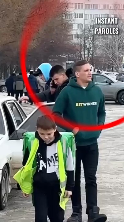 Cet homme offre un téléphone neuf à un jeune livreur après avoir vu sa bienveillance