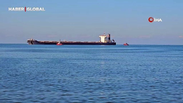 Limana yanaşmak isteyen isteyen gemi karaya oturdu! Yüzdürülerek tahliye çalışması