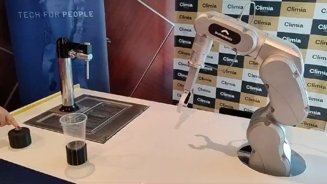Robot cervecero de Bumerania Robotics en una demostración en el hotel Climia Benidorm Plaza.