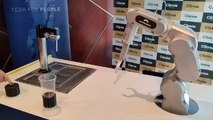 Robot cervecero de Bumerania Robotics en una demostración en el hotel Climia Benidorm Plaza.