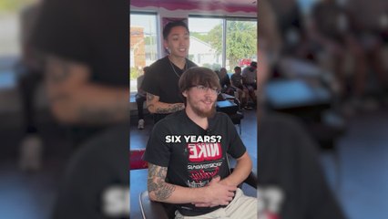 Entra en la peluquería a por un corte de pelo y sale con un inesperado cambio de identidad