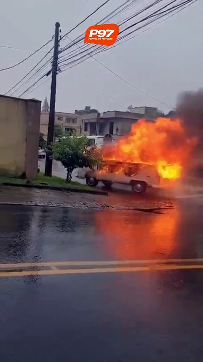 Kombi pega fogo e fica completamente destruída em Porto União