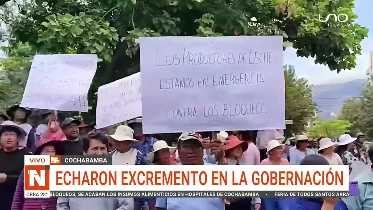 “¡Basta de bloqueos!” Lecheros arrojaron excremento a la Gobernación de Cochabamba.