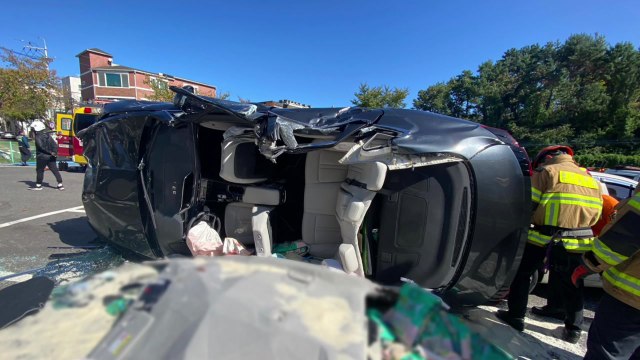 70대 몰던 승용차가 주차장 돌진...차량 8대 파손 / YTN