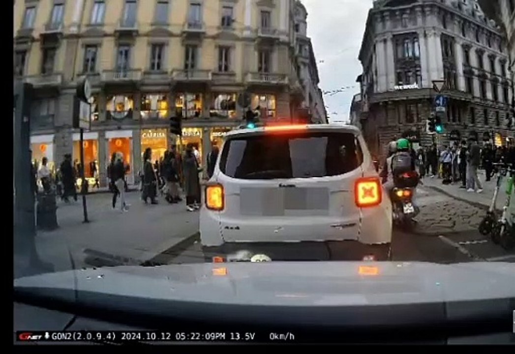 Il taxi ribaltato in via Meravigli dopo l'impatto con un massello del pav? dissestato