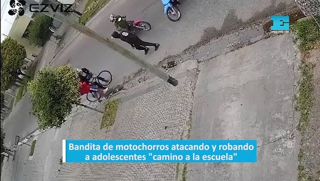 Bandita de motochorros atacando y robando a adolescentes camino a la escuela