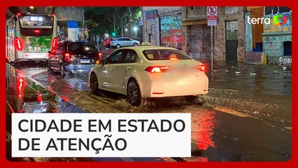 Temporal atinge São Paulo e ruas ficam alagadas na capital