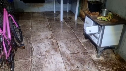 Após forte chuva, moradora do Santa Felicidade reclama de casa alagada