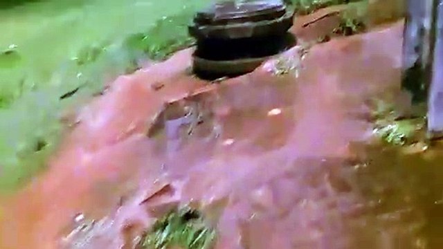 Enxurrada invade casas no Brasmadeira: moradores culpam bocas de lobo entupidas