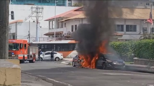 Caída de poste eléctrico y explosión de transformador en Bella Vista deja dos vehículos incendiados