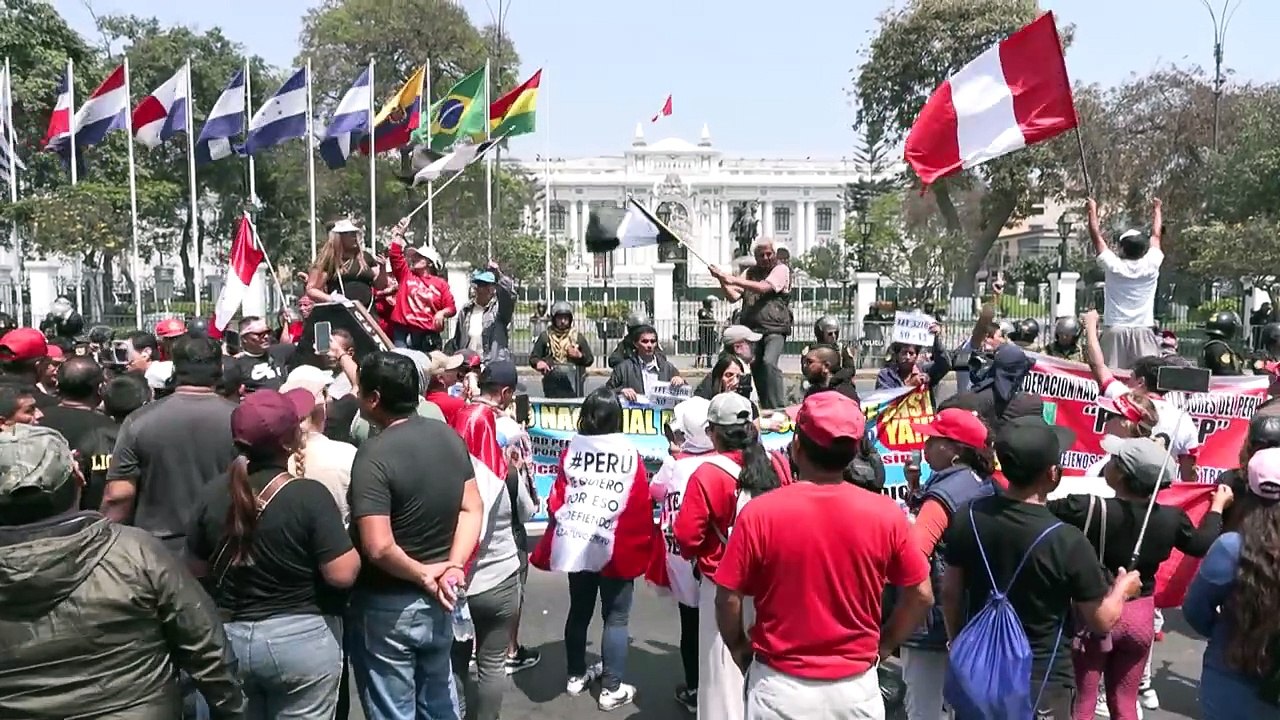 Masiva protesta de transportistas y comerciantes contra la extorsión en Perú