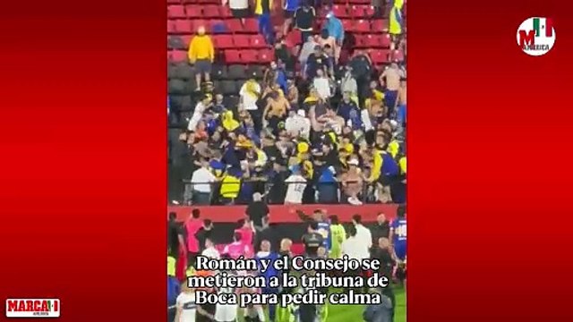 Juan Román Riquelme y Fernando Gago intentan calmar a la afición del Boca Juniors los disturbios ante Gimnasia