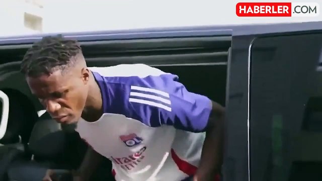 Lyon'dan Wilfried Zaha'yı şaşkına çeviren karar