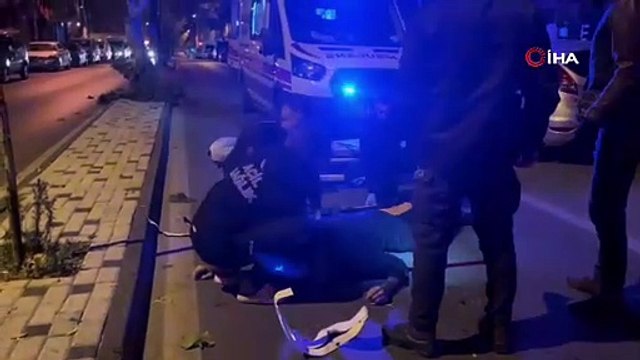 Motosiklet yola atlayan yayaya çarptı: 1 ölü, 2 yaralı