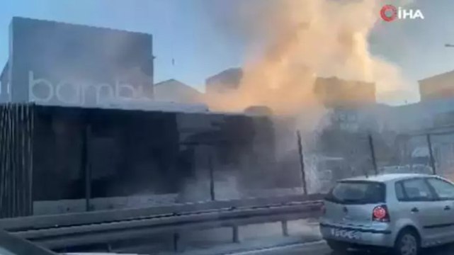 Avcılar'da metrobüs yangını