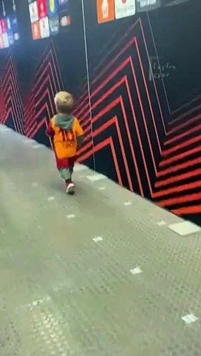 Ciro Mertens, babasıyla uğraşıyor