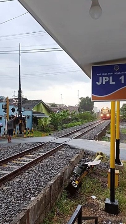 Kenceng Melintas Langsung