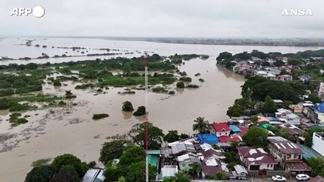 Filippine, fiume in piena dopo il passaggio della tempesta tropicale Trami