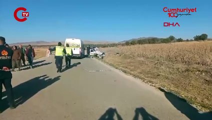 Okul servisi ile otomobil çarpıştı Ölü ve yaralılar var