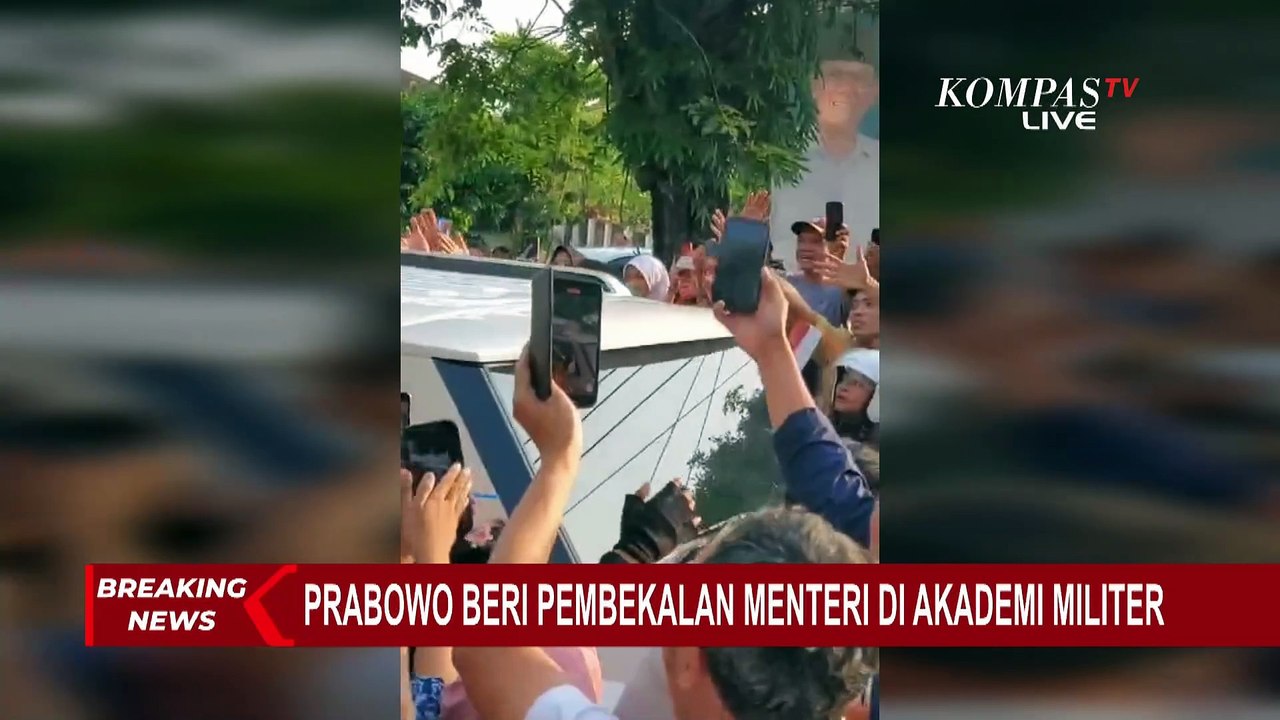 Presiden Prabowo Salami Warga dari Atas Mobil Saat Perjalanan ke Akmil Magelang