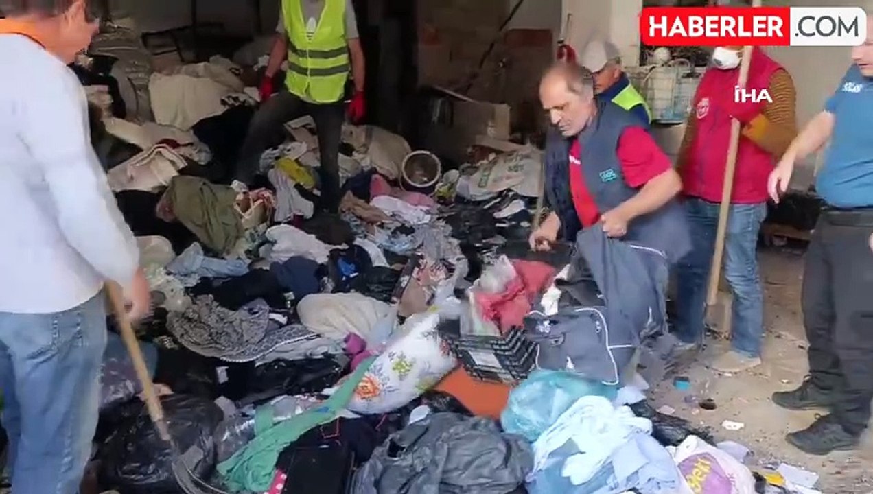 Manavgat'ta Çöp Evden 10 Kamyon Çöp Çıktı